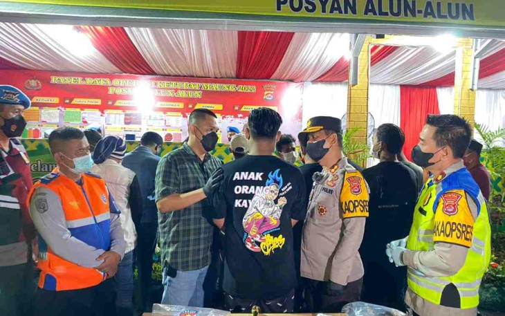 Salah satu pelaku membalikkan badan saat konferensi pers Kapolresta Serkot (kanan) menjelaskan kronologis kejadian di Mapolres. Minggu (01/05/2022)