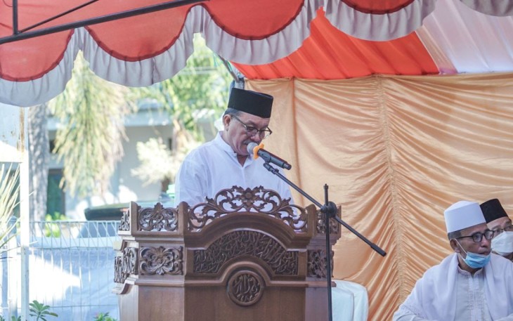 Wali Kota Bitung, Maurits Mantiri, saat sambutan pada pelaksanaan Salat Idul Fitri, di Masjid Jami An-Nur Girian Bawah, Senin (2/5/2022)  