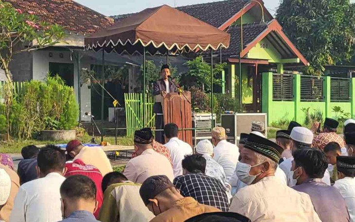 Warga Pleret kabupaten Bantul penuhi lapangan Sultan Agung melaksanakan sholat Ied berjamaah. Senin (02/05/2022)