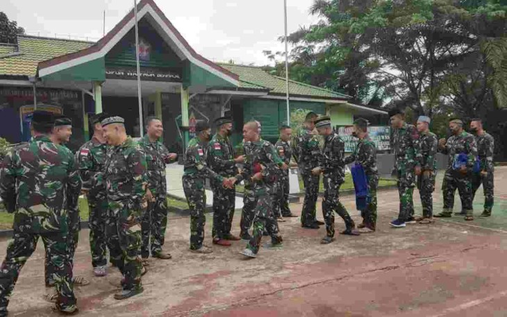 Suka cita merayakan lebaran satgas Yonif Mekanis 643/Wns di perbatasan. Senin (02/05/2022)