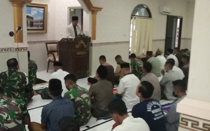 Prajurit Kolinlamil salat id di Masjid At Tauhid Jakarta. Senin (02/05/2022)