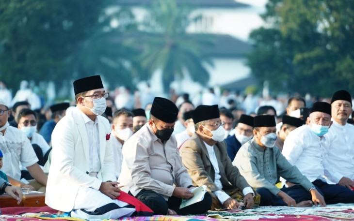 Kapolda Jabar (masker hitam) salat id di lapangan Gasibu Bandung. Senin (02/05/2022)