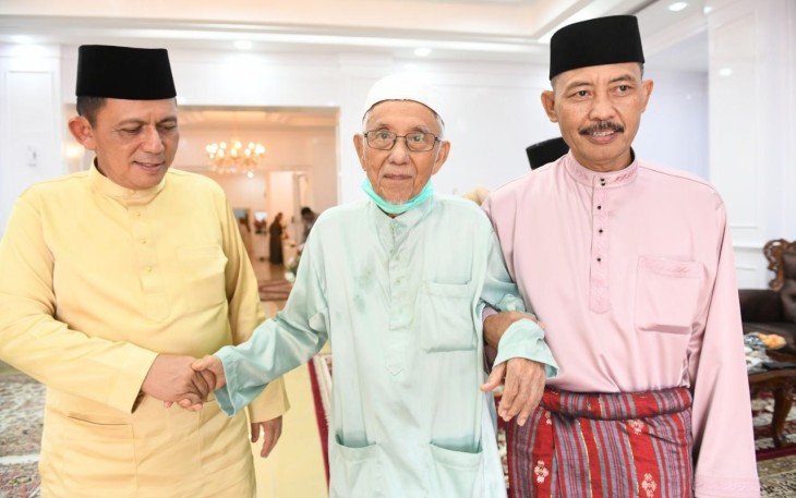 Gubernur Kepri, H Ansar Ahmad, saat menerima kunjungan sesepuh Golkar Kepri, Idris Sirajd, Senin (2/5/2022)