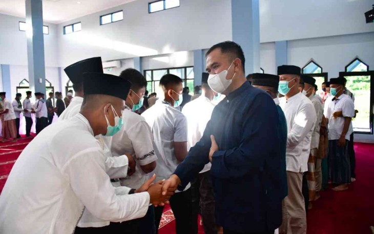 Danpasmar 3 bersalam-salaman bersama prajuritnya usai salat id. Senin (02/05/2022)