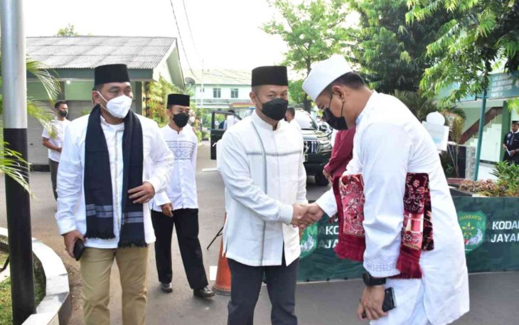 Pangdam Jaya (peci hitam) berjabat tangan melaksanakan salat id. Senin (02/05/2022)