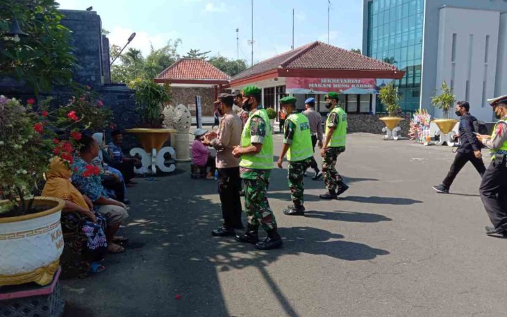 Pelaksanakan operasi yustisi di area publik Kota Blitar
