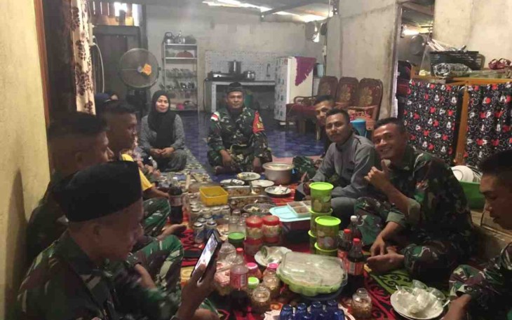 Satgas perbatasan sambangi warga silaturahmi lebaran. Selasa (03/05/2022)