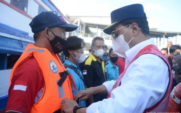 Menhub Budi Karyadi meninjau kesiapan keselamatan dan kelaikan kapal di pelabuhan Muara Angke Jakarta. Selasa (03/05/2022) 