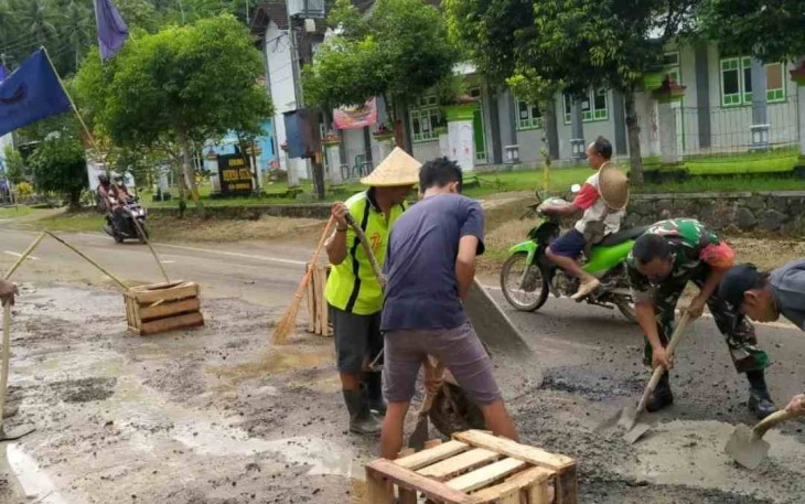 Bersama warga gotong royong perbaiki jalan berlubang. Selasa (03/05/2022)