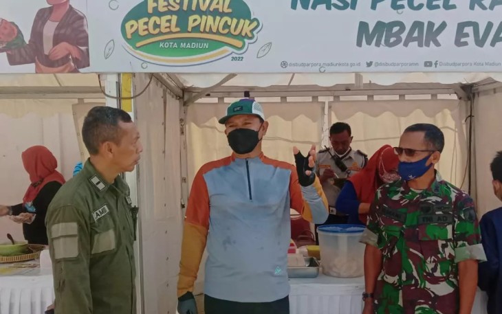 Walikota (tengah) berbicara santai mengenai festival kuliner. Rabu (04/05/2022)