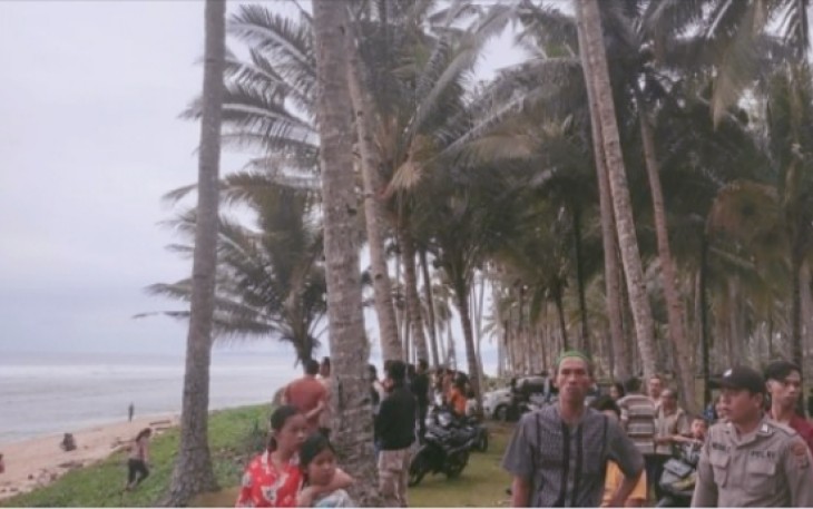 Pantai Walur Pugung, Kecamatan Pesisir Utara kabupaten Pesisir Barat