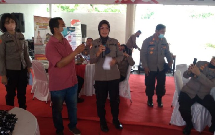 Penyerahan hadiah doorprize vaksin presisi. Kamis (05/05/2022)