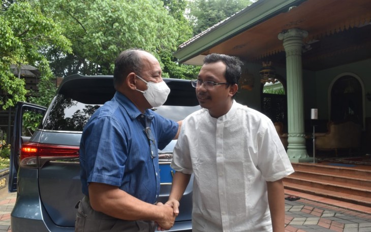 Silaturahmi Danlantamal V Surabaya (baju biru) bersama Bupati Sidoarjo. Kamis (05/05/2022)