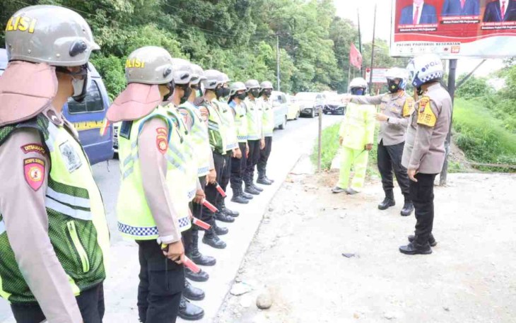 Kapolrestabes Medan saat memberikan arahan jajarannya di perbatasan wilayah hukum Medan dan Polres Tanah Karo. Kamis (05/05/2022)