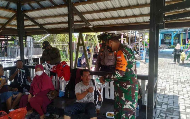 Sasar lokasi wisata bagikan masker dan himbau prokes. Kamis (05/05/2022)