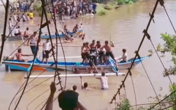 Jembatan gantung di Pekon Biha, Kecamatan Pesisir Selatan, Kabupaten Pesisir Barat, Lampung