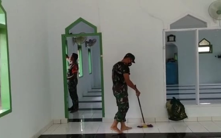 Bersihkan masjid sucikan hati jelang shalat Jum'at. Jum'at (06/05/2022)