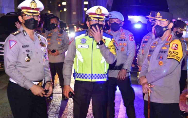Kapolri saat tinjau pelaksanaan one way contraflow di tol Cikampek KM 28. Jum'at (06/05/2022) 