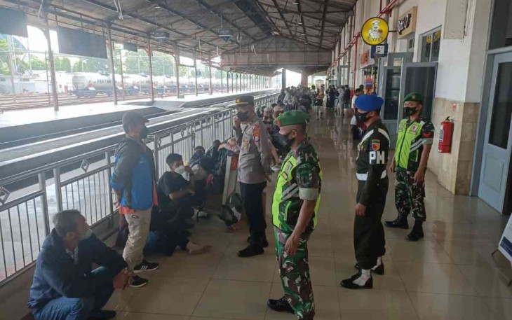 Sinergitas pengamanan arus mudik lebaran di stasiun Madiun. Sabtu (07/05/2022)