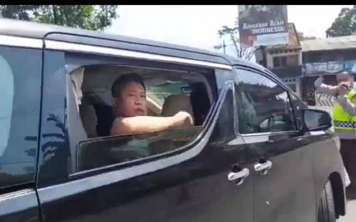 Penumpang Toyota Alphard memaki petugas saat mengatur lalulintas di pos simpang empat panyusuhan Tasikmalaya. Jum'at (06/05/2022)