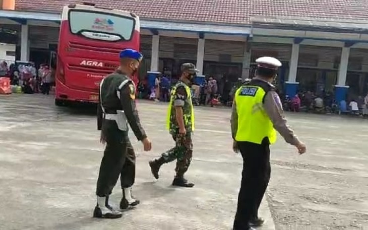 Patroli keamanan arus balik mudik di terminal Pacitan. Sabtu (07/05/2022)