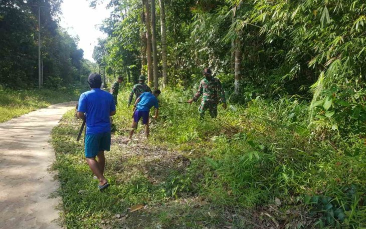 Berjibaku bersama warga bersihkan jalan desa di perbatasan. Sabtu (07/05/2022)