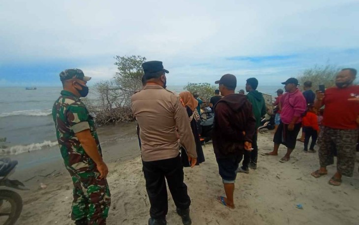 Babinsa Koramil 12/Sungai Raya bantu pencarian pengunjung terseret arus pantai. Sabtu (07/05/2022)