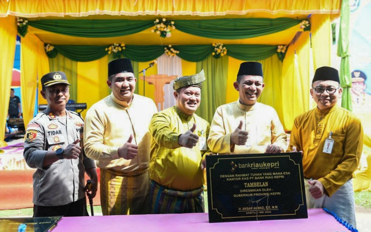 Gubernur Kepri, H.Ansar Ahmad, saat meresmikan kantor kas Bank Riau Kepri, di Tambelan, Sabtu (7/5/2022)