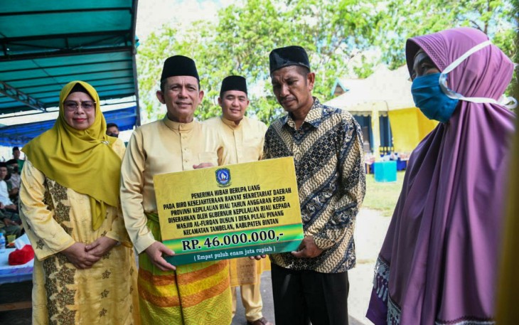 Gubernur Kepri, H.Ansar Ahmad, saat menyerahkan bantuan hibah untuk Masjid dan Musala, di Tambelan, Sabtu (7/5/2022)