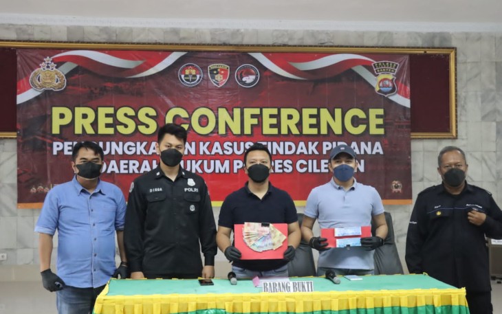 Kasatreskrim (tengah dengan barang bukti) saat konferensi pers pungli di pantai Anyer, Sabtu (07/05/2022)