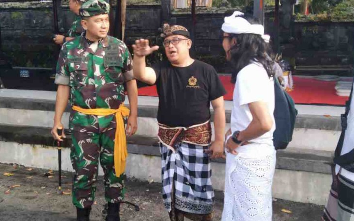 Danrem 163/WS saat kegiatan mararesik di partitaan pura. Minggu (08/05/2022) 