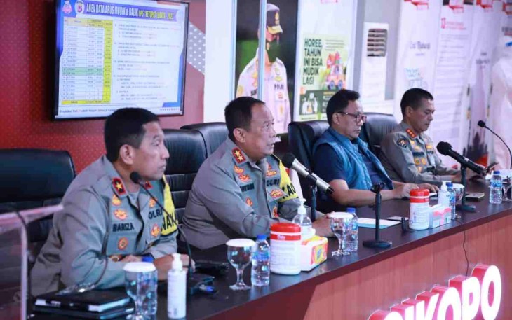 Kapolda Jabar saat memberikan pemaparan evaluasi arus mudik di Bandung. Minggu (08/05/2022)