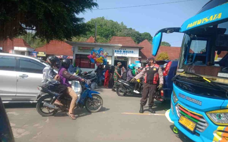 Padat pemudik arus balik di pos pam Punung. Minggu (08/05/2022)