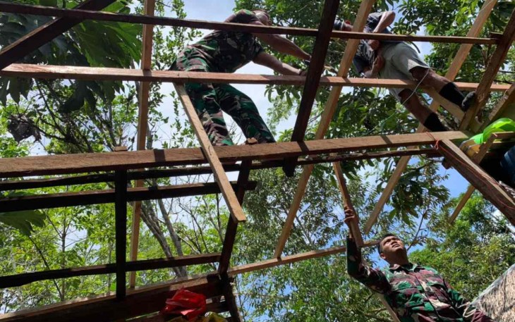 Berjibaku membantu warga rehab rumah di perbatasan. Senin (09/05/2022)
