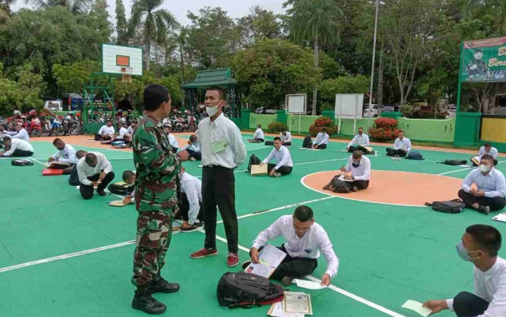 Suasana rekrutmen Komcad di lapangan Makodim 1001/HSU-BLG. Senin (09/05/2022)