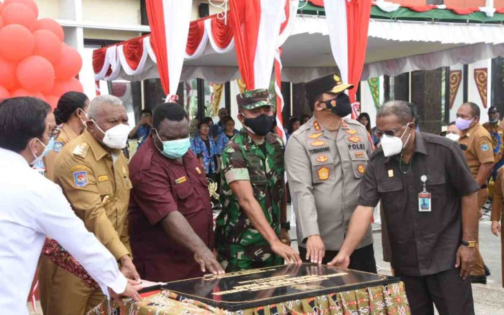 Pangdam Kasuari bersama gubernur di peresmian RSUD Papua Barat. Senin (09/05/2022)
