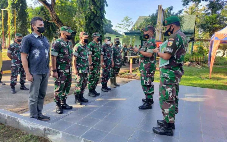 Kasdim saat memberikan arahan apel usai cuti lebaran. Senin (09/05/2022)