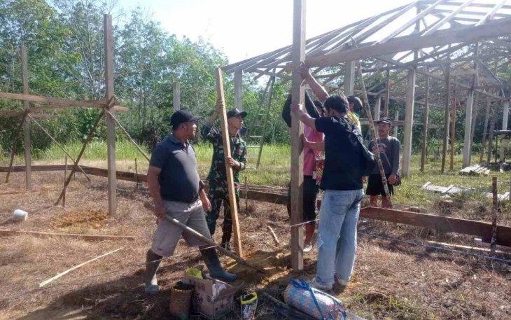 Bantu bangun rumah warga di perbatasan. Senin (09/05/2022)