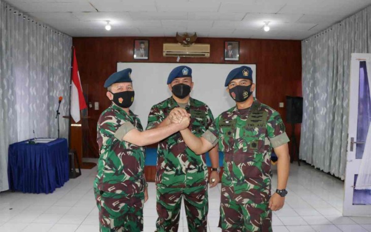 Danlanud (tengah) foto bersama usai sertijab Kadispers Lanud Sut. Senin (09/05/2022)
