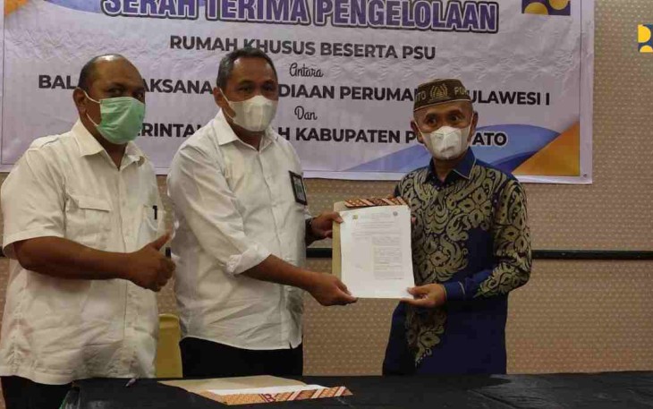 Kepala BP2T Sulawesi I saat menyerahkan Rusus MBR secara simbolis ke Bupati Pohuwoto di Gorontalo. Senin (09/05/2022)