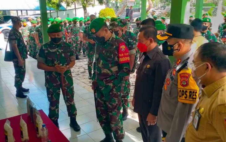 Pangdam Udayana (tengah) saat kunjungan kerja ke Kodim 1610/Klungkung. Senin (09/05/2022)