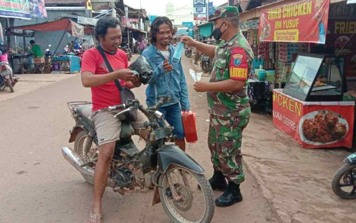 Himbau warga patuhi prokes dan bagikan masker. Senin (09/05/2022)
