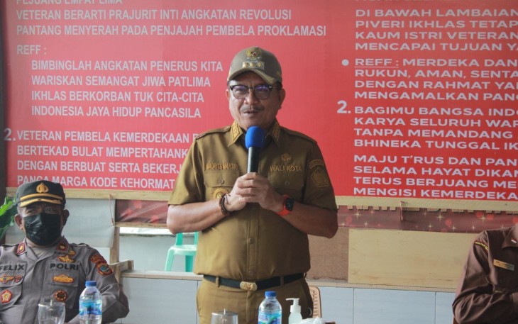 Wali Kota Bitung Ir. Maurits Mantiri, saat menyampaikan sambutan pada acara pelantikan pengurus DPC LVRI, Senin (9/5/2022)