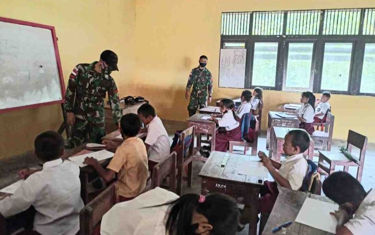 Menjadi tenaga pendidik di sekolah perbatasan. Selasa (10/05/2022)