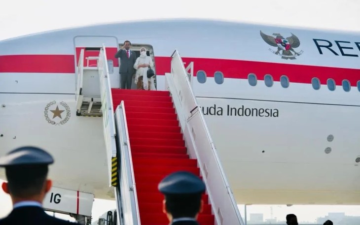 Presiden Joko Widodo melambaikan tangan sebelum bertolak menuju Washington DC menggunakan pesawat kepresidenan di bandara internasional Soekarno Hatta. Selasa (10/05/2022)