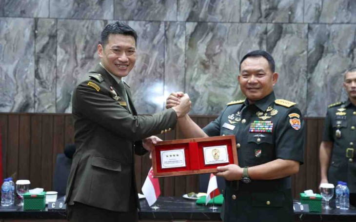 Panglima AD Singapura saat bertukar cenderamata di Mabesad Jakarta. Selasa (10/05/2022).
