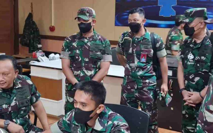 Pangkoopsud I (kiri) saat menerima penjelasan situasi terkini di layar monitor. Selasa (10/05/2022)