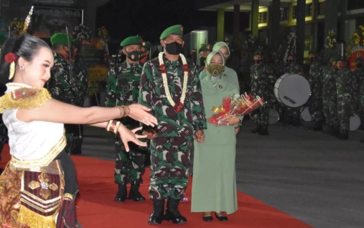 Tradisi pelepasan Kolonel Inf Waris Ari Nugroho di Makorem 081/DSJ Madiun. Selasa (10/05/2022)