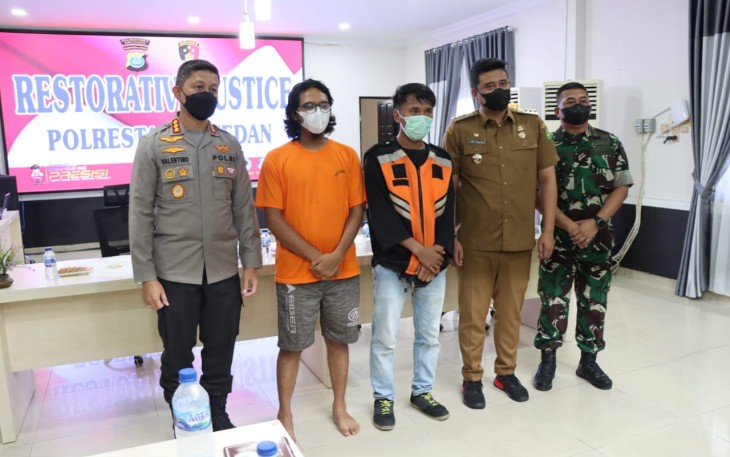 Kapolrestabes Medan (kiri) foto bersama usai kasus pengancaman jukir dihentikan dan berakhir damai. Selasa (10/05/2022) 