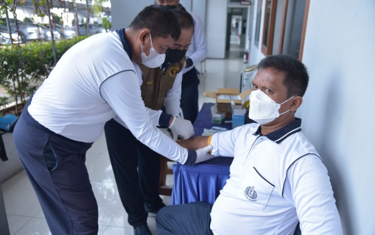Cek darah pastikan kesehatannya baik dan sehat. Selasa (10/05/2022)